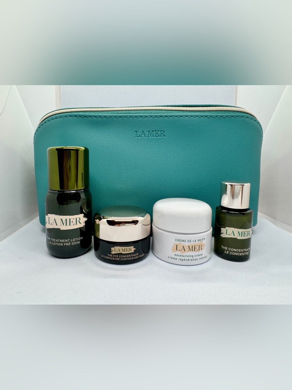 LA MER makeup pouch and sample lots